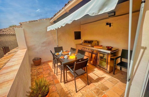 Saint-Hippolyte-de-Montaigu House | Ptit Coin Paradis – Prestige, Pool & Jacuzzi