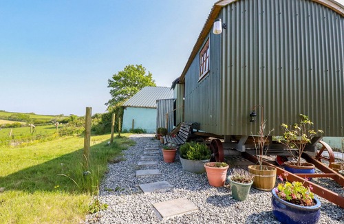 Brazzacott Cottage | PUDDLE DUCK SHEPHERDS HUT, pet friendly in Crackington Haven
