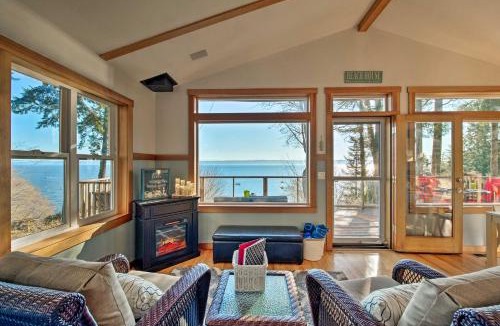 Kingston House | Puget Sound Escape Private Beach and Oversized Deck