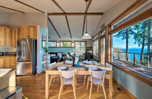 Kingston House | Puget Sound Escape Private Beach and Oversized Deck