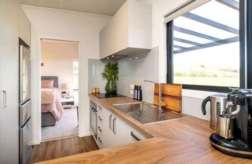 Waikato District Cottage | Puketutu Views