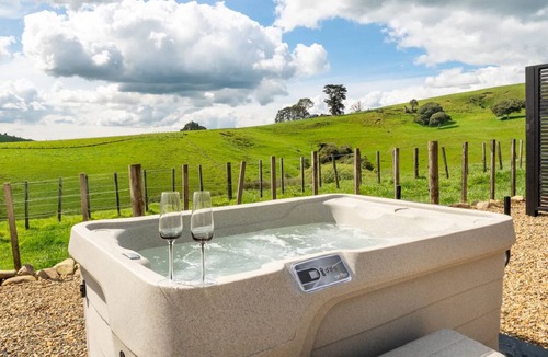 Waikato District Cottage | Puketutu Views