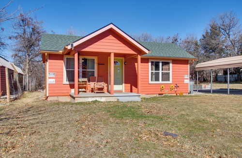 Lawton Cottage | ‘Pumpkin Cottage’ w/Fire Pit & Grills in Lawton