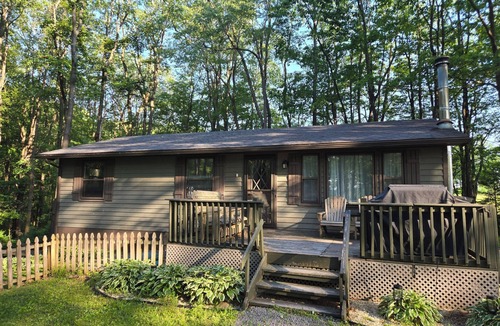 Friendsville House | Pup Paradise by Wisp & Deep Creek Lake- Firepit, Pool, Gym, King Bed, Dogs-ok