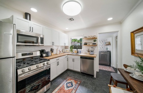 Sunrise Terrace House | Pure Comfort by the Expo; hot-tub, pets, families!