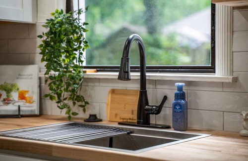 Sunrise Terrace House | Pure Comfort by the Expo; hot-tub, pets, families!