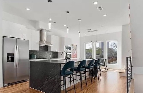 Old East Dallas House | Pure Luxury Down Feather Bedding 2700 Sqft w a Stunning Downtown View