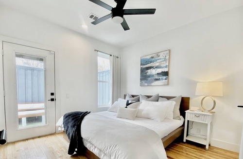 Old East Dallas House | Pure Luxury Down Feather Bedding 2700 Sqft w a Stunning Downtown View