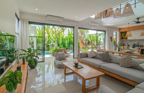 Berawa Villa | Puri Senang - Modern 4BR Pool Villa , Central Berawa , 6 min to Beach & Finns