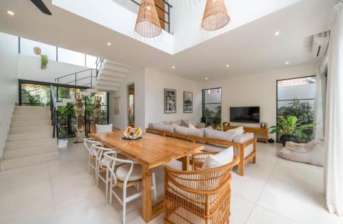 Berawa Villa | Puri Senang - Modern 4BR Pool Villa , Central Berawa , 6 min to Beach & Finns