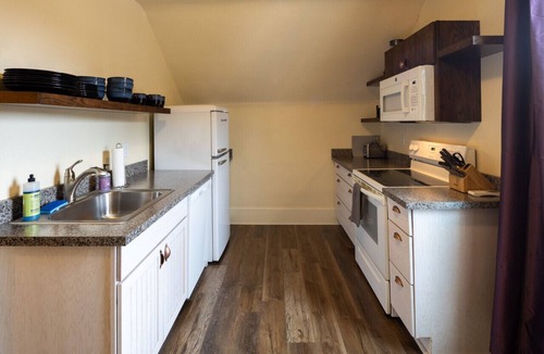 Market District Apartment | Purple Passion- Rhodee #3: close to UO/Autzen