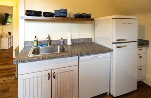 Market District Apartment | Purple Passion- Rhodee #3: close to UO/Autzen