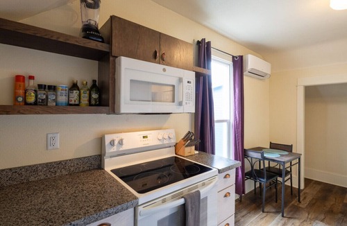 Market District Apartment | Purple Passion- Rhodee #3: close to UO/Autzen