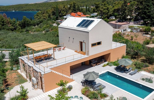 Stari Grad House | Purpose-built new seaside holiday villa with great views and heated pool