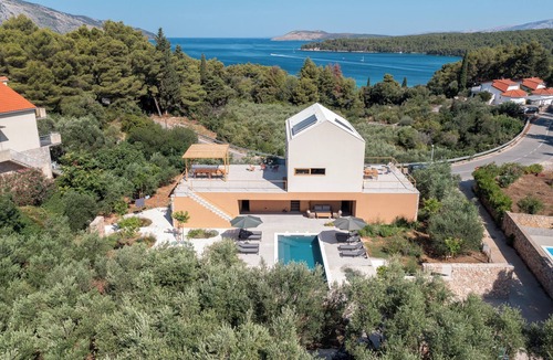Stari Grad House | Purpose-built new seaside holiday villa with great views and heated pool