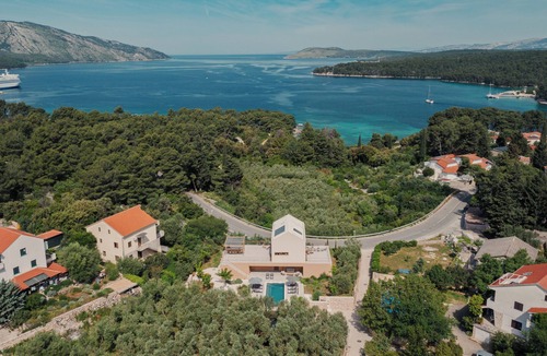 Stari Grad House | Purpose-built new seaside holiday villa with great views and heated pool