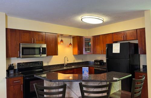 Put-in-Bay House | Put-in-Bay Poolview Condo #5