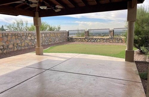 El Paso House | Putt-putt backyard!|2 1/2 bath|Sunland| Slps 8| Fun