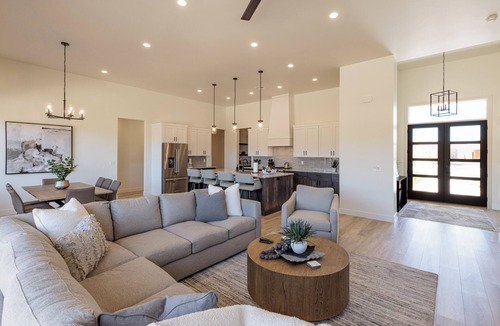 St. George House | Putting Green & Private Hot Tub - Pet Friendly 3BR