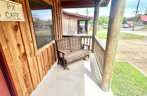 Mountain View Cabin | PX Cafe #69 Cabin in town, walking distance to the courthouse square.