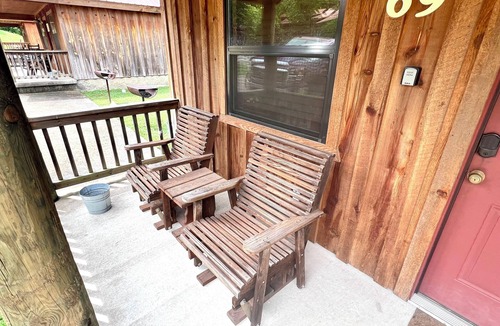Mountain View Cabin | PX Cafe #69 Cabin in town, walking distance to the courthouse square.