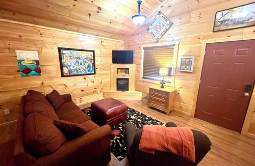 Mountain View Cabin | PX Cafe #69 Cabin in town, walking distance to the courthouse square.
