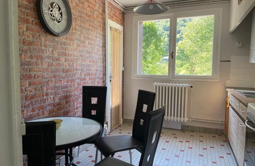 Saint-Beat Apartment | Pyrenees Panorama - Garonne River Apartment with Balcony