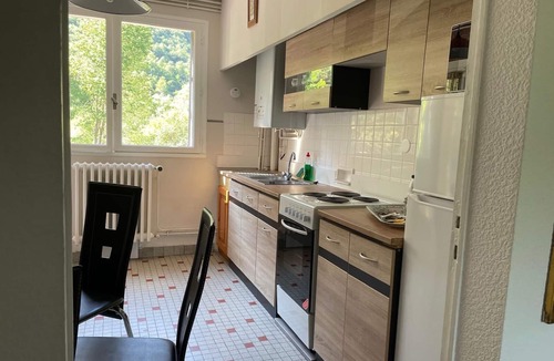 Saint-Beat Apartment | Pyrenees Panorama - Garonne River Apartment with Balcony