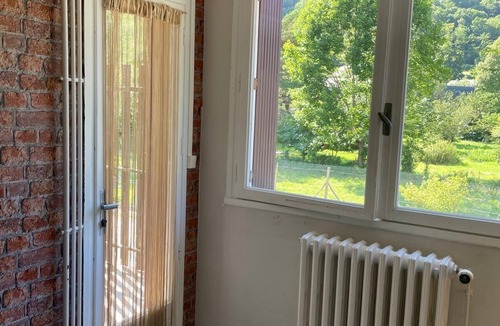 Saint-Beat Apartment | Pyrenees Panorama - Garonne River Apartment with Balcony