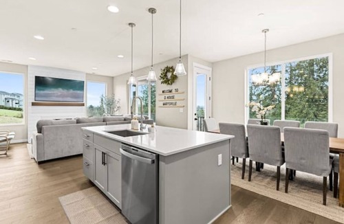 Everett House | Q House in Marysville 4BR, 3.5Bath + AC Amazing Views, Kid & Pet Friendly