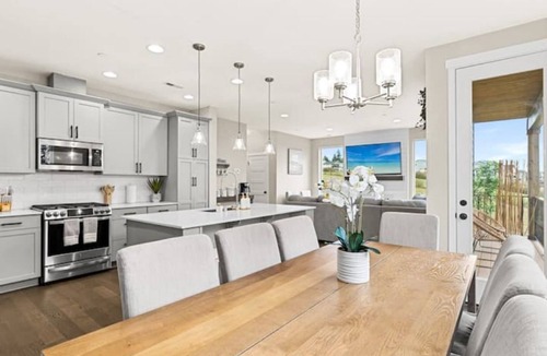 Everett House | Q House in Marysville 4BR, 3.5Bath + AC Amazing Views, Kid & Pet Friendly
