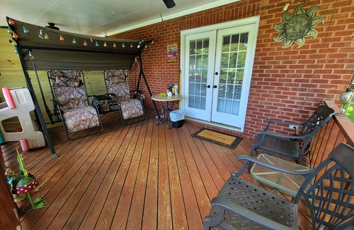 Level Plains House | Quacking Pines is a great clean and spacious place :)