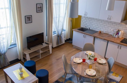 Saint-Quentin Apartment | Quad room-Family-Ensuite-City view