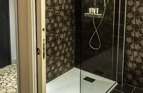 Servon-sur-Vilaine House | Quadruple Room with wet room