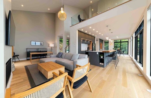 Les Eboulements Ski Chalet | Quai Perché: River Views, Hot Tub & Terrace Life