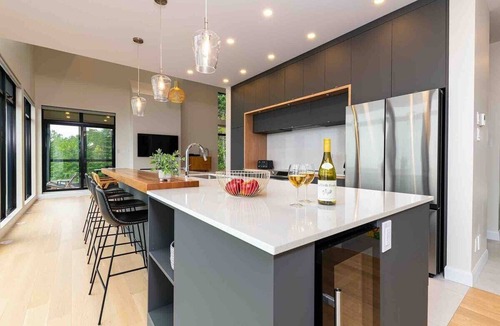 Les Eboulements Ski Chalet | Quai Perché: River Views, Hot Tub & Terrace Life