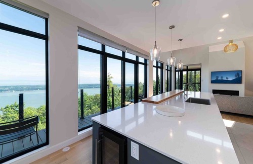 Les Eboulements Ski Chalet | Quai Perché: River Views, Hot Tub & Terrace Life