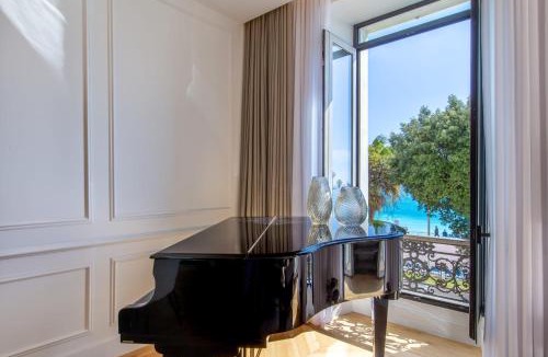 Old Town Apartment | QUAI PROMENADE New Seafront Balcony Air Conditioning