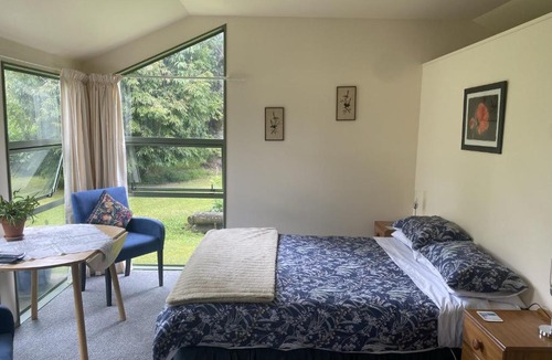 Aongatete Bed & Breakfast | Quail Haven Queen Room