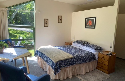 Aongatete Bed & Breakfast | Quail Haven Queen Room