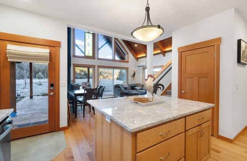 Jacksonville House | Quail Run Mountain View Cottage! Modern Applegate Retreat | River + BLM Access