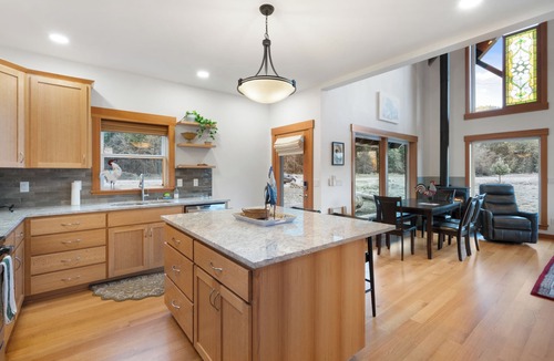Jacksonville House | Quail Run Mountain View Cottage! Modern Applegate Retreat | River + BLM Access