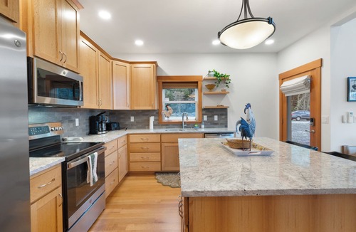 Jacksonville House | Quail Run Mountain View Cottage! Modern Applegate Retreat | River + BLM Access