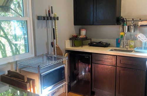 Valley Glen Bed & Breakfast | Quaint 1-bedroom bed & breakfast with AC in Los Angeles