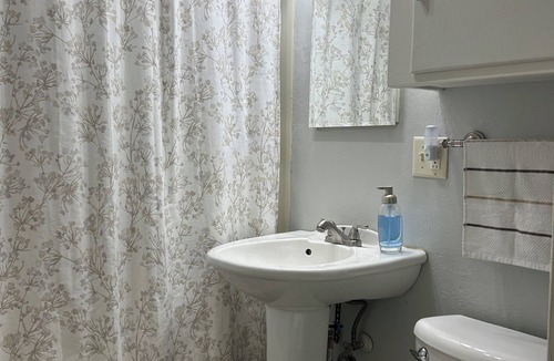 Champaign House | Quaint 2 bed in Champaign
