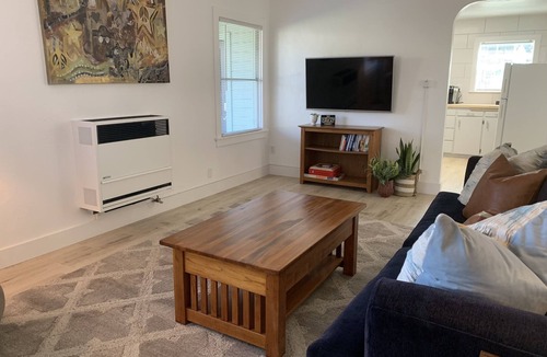 Cloverdale Apartment | Quaint 2 Bedroom Flat Downtown