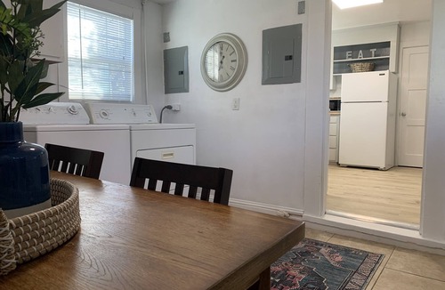 Cloverdale Apartment | Quaint 2 Bedroom Flat Downtown