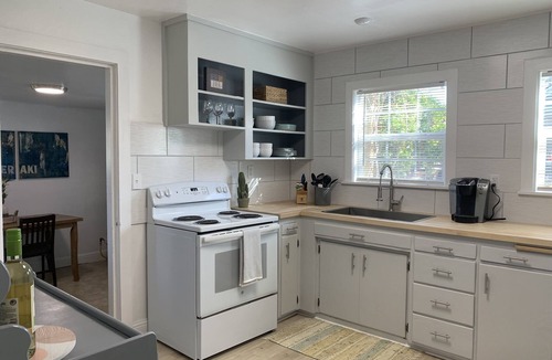 Cloverdale Apartment | Quaint 2 Bedroom Flat Downtown