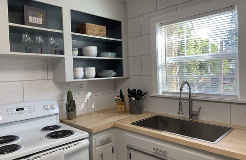 Cloverdale Apartment | Quaint 2 Bedroom Flat Downtown