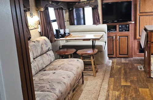 Dry Creek House | Quaint 2-bedroom recreational vehicle with AC in DeRidder